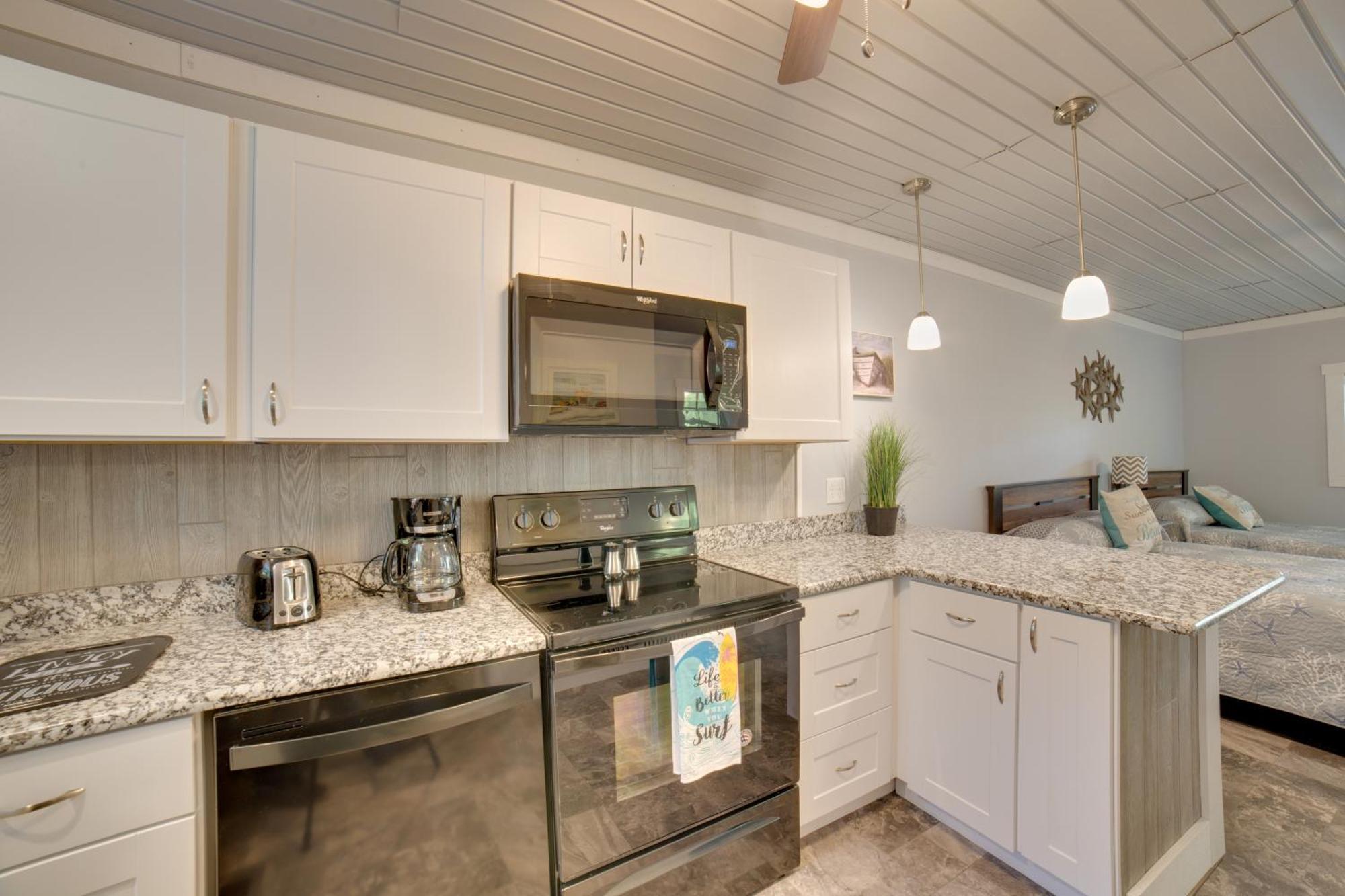 Ocean Isle Beach Studio With Patio - 1 Mi To Pier! Екстериор снимка