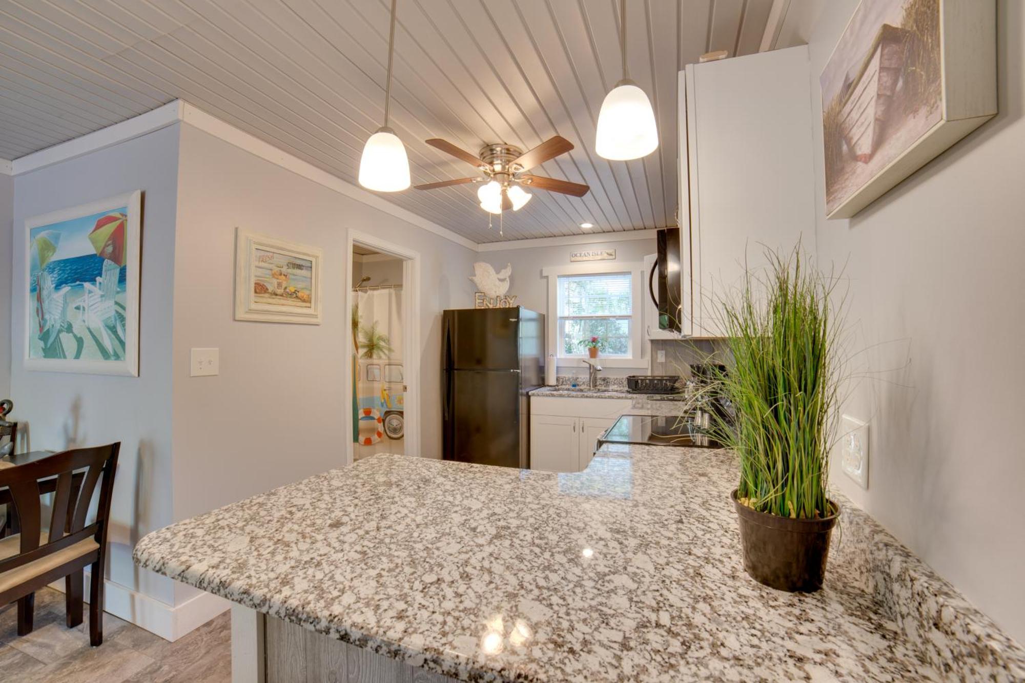 Ocean Isle Beach Studio With Patio - 1 Mi To Pier! Екстериор снимка
